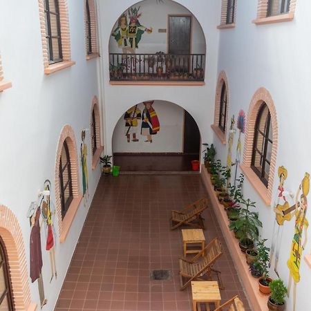 Casa Treveris - Non Profit Hostel Сукре Экстерьер фото